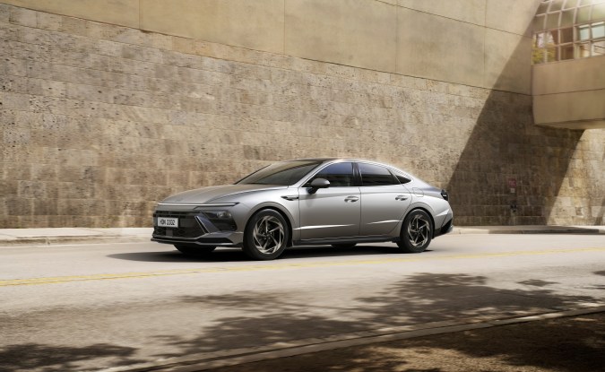 Hyundai Sonata 2026 plateado sedán moderno y elegante en carretera urbana, imagen de alta calidad del modelo 2026.