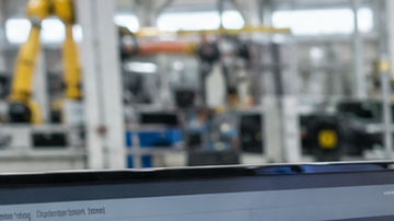 Ingeniero senior Ford explicando diseño de pickup en gran pantalla a su equipo en la fábrica.