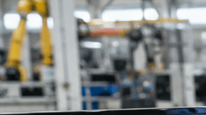 Ingeniero senior Ford explicando diseño de pickup en gran pantalla a su equipo en la fábrica.