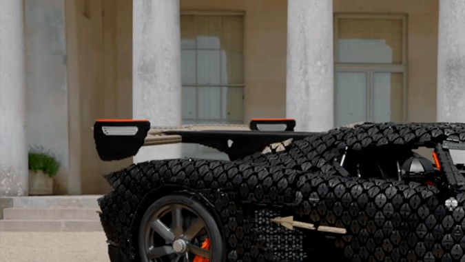Un superdeportivo construido con unas 327,906 piezas de LEGO
