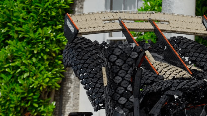 Un superdeportivo construido con unas 327,906 piezas de LEGO
