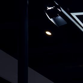 Lamborghini Urus en exhibición: tres super SUV de lujo en colores naranja, gris y blanco en showroom de la marca