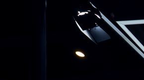 Lamborghini Urus en exhibición: tres super SUV de lujo en colores naranja, gris y blanco en showroom de la marca