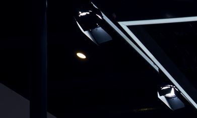 Lamborghini Urus en exhibición: tres super SUV de lujo en colores naranja, gris y blanco en showroom de la marca