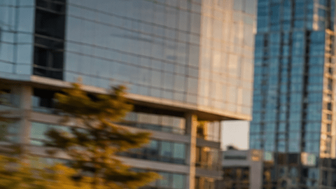 Mitsubishi Outlander Sport blanca conduciendo en ciudad al atardecer, SUV moderna con luces LED y diseño dinámico