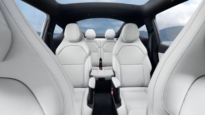 Interior trasero del Tesla Model Y con asientos blancos y techo panorámico