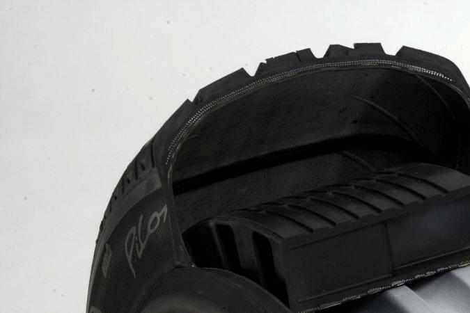 Neumático Run Flat con tecnología RunOnFlat, detalle de la banda de rodadura y marcado en relieve.