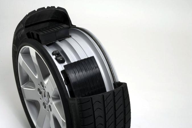 Neumático Run Flat con tecnología RunOnFlat, detalle de la banda de rodadura y marcado en relieve.