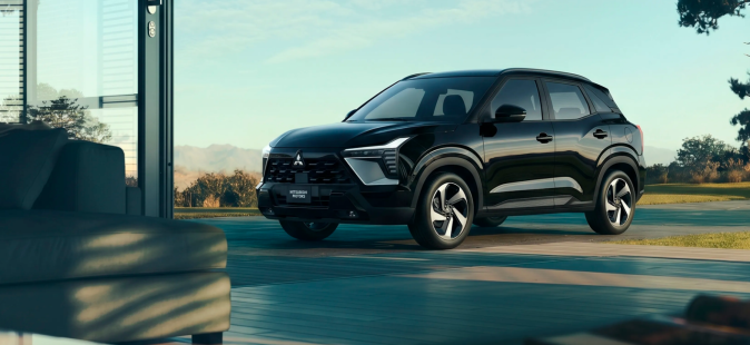 Mitsubishi Outlander Sport negra en interior moderno con vista panorámica, SUV premium 2027 de lujo y sofisticada