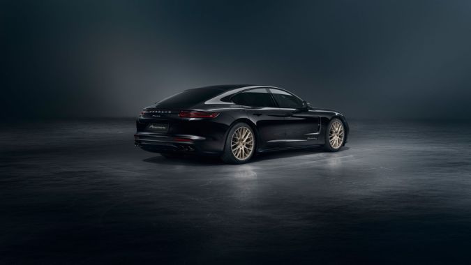 Porsche Panamera 2020 negro en estudio fotográfico, vista trasera lateral con diseño elegante y deportivo de lujo