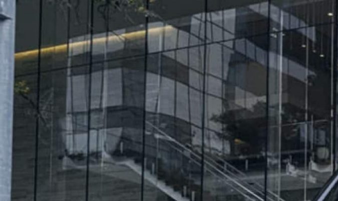 Ram ProMaster furgoneta negra en calle urbana moderna, vista lateral de van comercial elegante y contemporánea