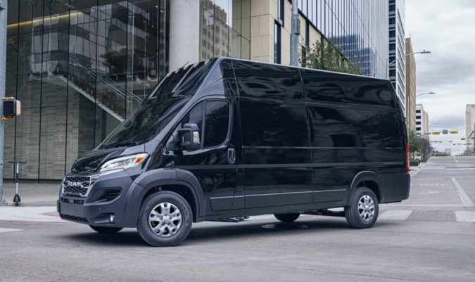 Ram ProMaster furgoneta negra en calle urbana moderna, vista lateral de van comercial elegante y contemporánea