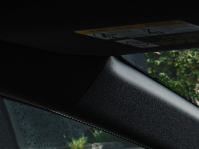 Interior Toyota bZ 2026 minimalista con pantalla grande, asientos negros y diseño moderno