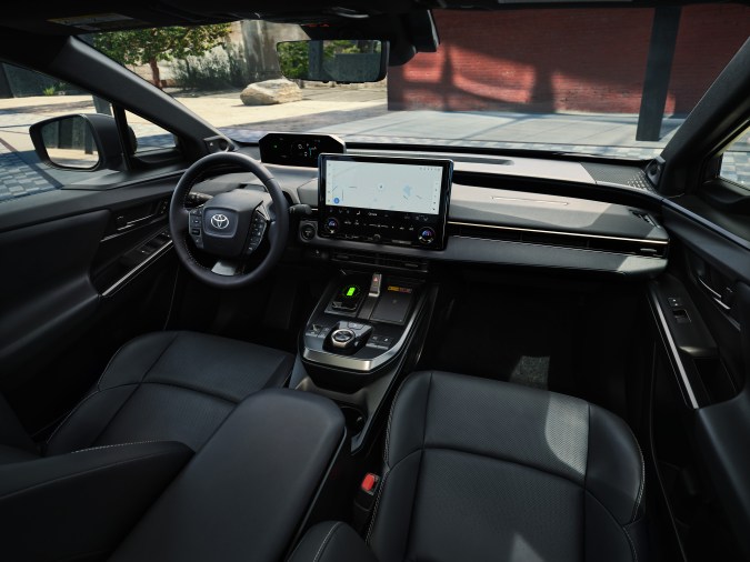 Interior Toyota bZ 2026 minimalista con pantalla grande, asientos negros y diseño moderno