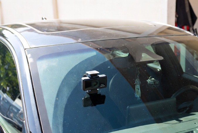Accesorios para auto en capó: cámara dashcam, inflador de neumáticos y escáner OBD en promoción Prime Day Amazon.