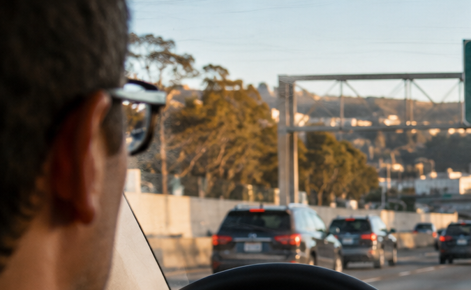 Interior de Tesla con Autopilot activado en autopista. Conducción autónoma hacia San Francisco con pantalla y navegación en tiempo real.