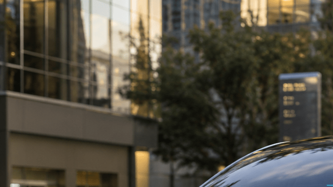 Coche eléctrico futurista plateado circulando por una ciudad moderna al atardecer, diseño aerodinámico 2050
