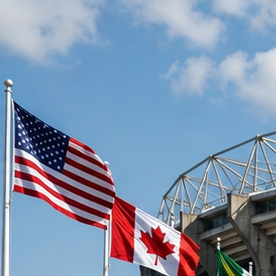 Autos populares de distintos países frente a un estadio del Mundial 2026 con fanáticos y banderas internacionales.