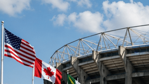 Autos populares de distintos países frente a un estadio del Mundial 2026 con fanáticos y banderas internacionales.