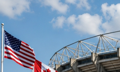 Autos populares de distintos países frente a un estadio del Mundial 2026 con fanáticos y banderas internacionales.