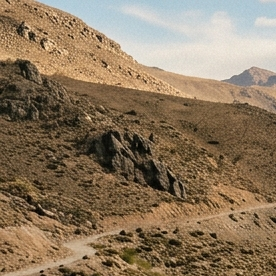 Fotografía de las camionetas Toyota Hilux, Tacoma, Tundra y Ram 3500 en un camino rústico de montaña.