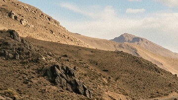 Fotografía de las camionetas Toyota Hilux, Tacoma, Tundra y Ram 3500 en un camino rústico de montaña.