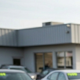 Lote de autos usados muestra aviso de la FTC que prohíbe precios ocultos en concesionarios
