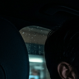 Conductor en auto conectado con escaneo biométrico facial, datos de usuario y tablero digital, seguridad y privacidad en vehículos inteligentes.