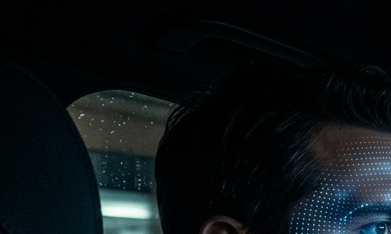 Conductor en auto conectado con escaneo biométrico facial, datos de usuario y tablero digital, seguridad y privacidad en vehículos inteligentes.