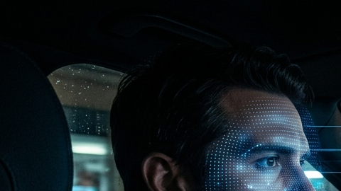 Conductor en auto conectado con escaneo biométrico facial, datos de usuario y tablero digital, seguridad y privacidad en vehículos inteligentes.