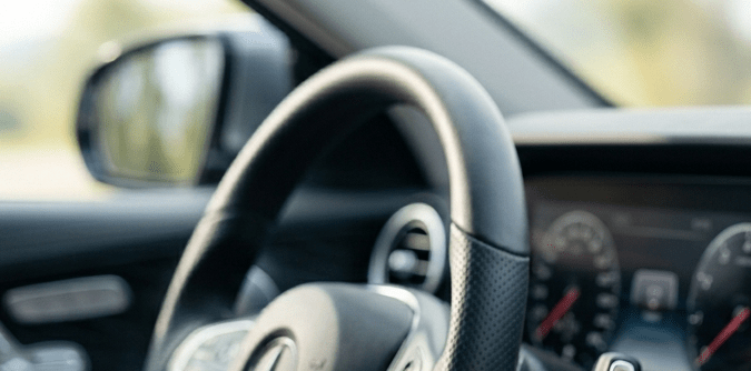 Mano ajustando configuración de seguridad y privacidad en pantalla de auto conectado, eliminación de datos personales del vehículo.