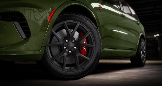Llanta negra SRT con freno rojo del Dodge Durango SRT 2026 en color verde oliva.