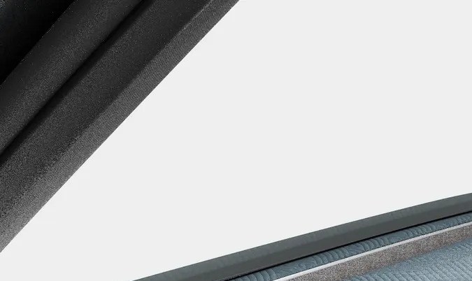 Interior moderno de Telo Truck con tablero digital, asientos premium y acabados en tonos azul gris.