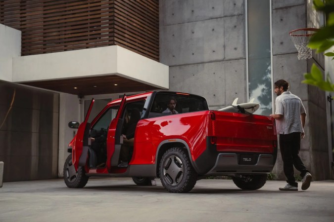 Telo Truck roja con puertas abiertas y surfboard, estilo lifestyle y versátil para uso diario.