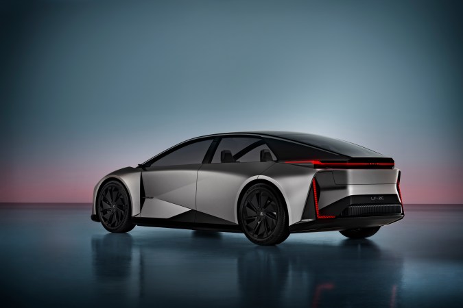 Lexus LF-ZC concept sedan eléctrico en vista frontal lateral en estudio minimalista, diseño futurista de lujo