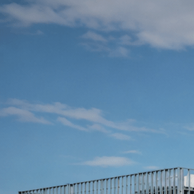 Camionetas para contratistas frente a una obra en construcción.