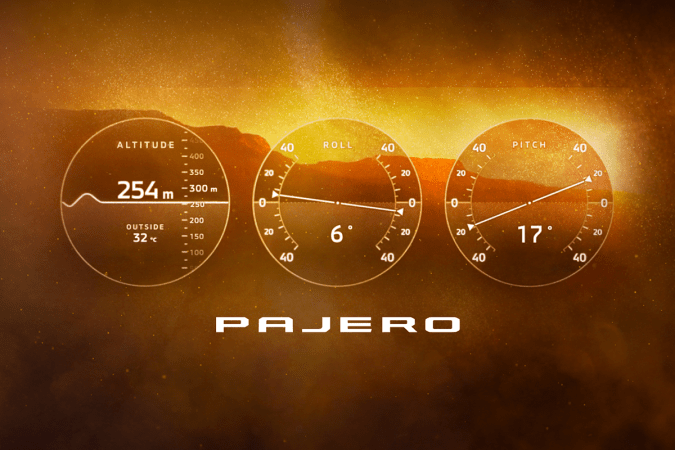 Cuadro de instrumentos digital Mitsubishi Pajero con medidores de altitud, inclinación y temperatura en ambiente off-road épico.