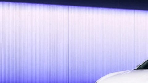 SUV autónomo de Mobileye exhibido en estudio con sensores y tecnología de conducción autónoma
