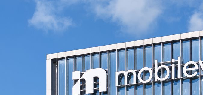 Fachada de edificio corporativo con logo de Mobileye dedicado a tecnología de conducción autónoma