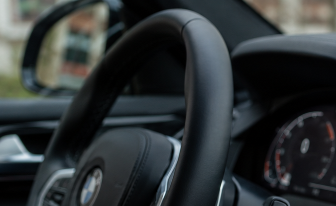 Pantalla BMW con suscripción mensual para activar calefacción de asientos del conductor por $18 al mes