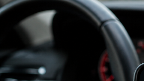 App de BMW en smartphone mostrando suscripción de calefacción de asientos por $18 mensuales desde el interior del vehículo
