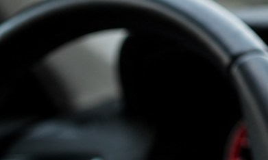 App de BMW en smartphone mostrando suscripción de calefacción de asientos por $18 mensuales desde el interior del vehículo