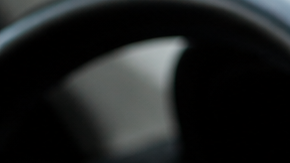 App de BMW en smartphone mostrando suscripción de calefacción de asientos por $18 mensuales desde el interior del vehículo
