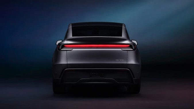 Tesla Model 2026 negro vista trasera con franja LED roja iluminada, diseño futurista eléctrico 2026