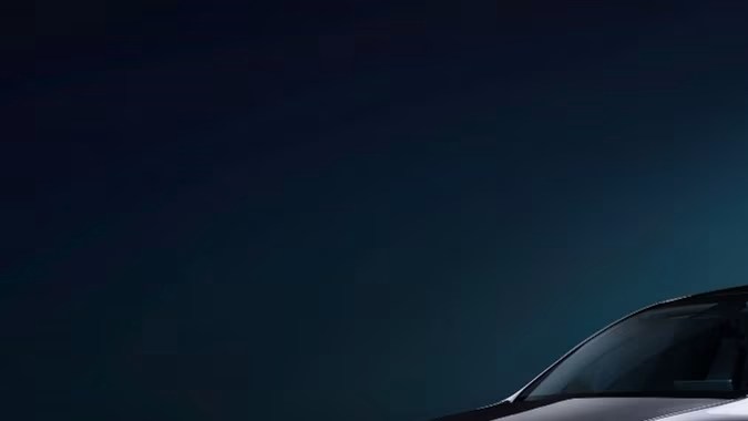 Tesla Model 2026 plateado vista lateral tres cuartos, SUV eléctrico premium con líneas aerodinámicas