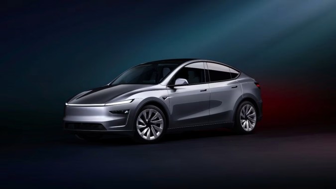 Tesla Model 2026 plateado vista lateral tres cuartos, SUV eléctrico premium con líneas aerodinámicas