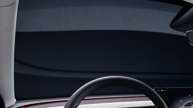 Interior Tesla Model 2026 minimalista con volante y gran pantalla central, diseño premium blanco y negro
