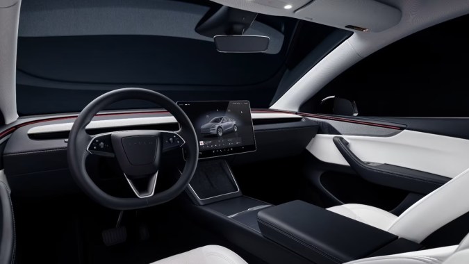 Interior Tesla Model 2026 minimalista con volante y gran pantalla central, diseño premium blanco y negro