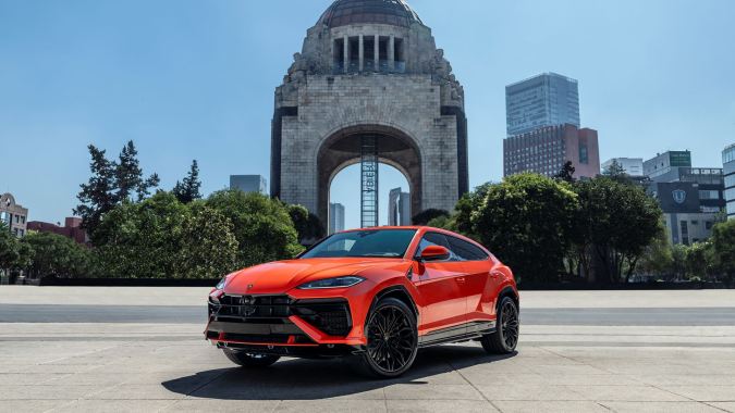 Lamborghini Urus naranja frente al Monumento a la Revolución en CDMX, super SUV de lujo en México