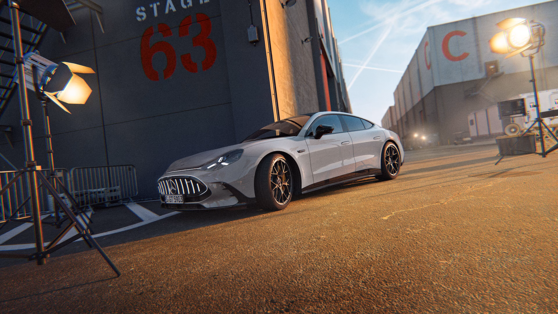 Mercedes‑AMG GT 4‑Door Coupé gris en set de rodaje, berlina deportiva de alto rendimiento con parrilla Panamericana.